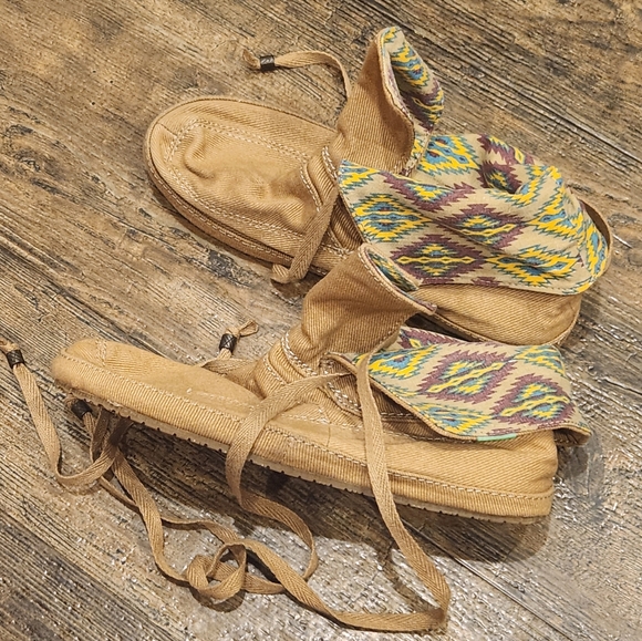 NWOT Sanuk 'Soulshine Sally' Boot Sz 5 - Picture 2 of 4